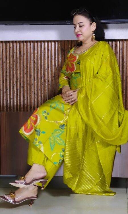 Green silk blend embroidered 3 piece V neck suit set for women with dupatta